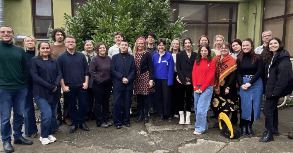 KMOP develops training course for addressing disinformation and media literacy in schools